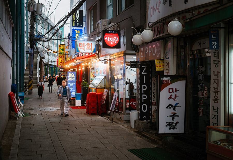 불빛이 켜진 서울의 밤골목. 모두가 잠든 시간에도 깨어 있는 공간이 있다는 이 소설의 상상과 닮았습니다.