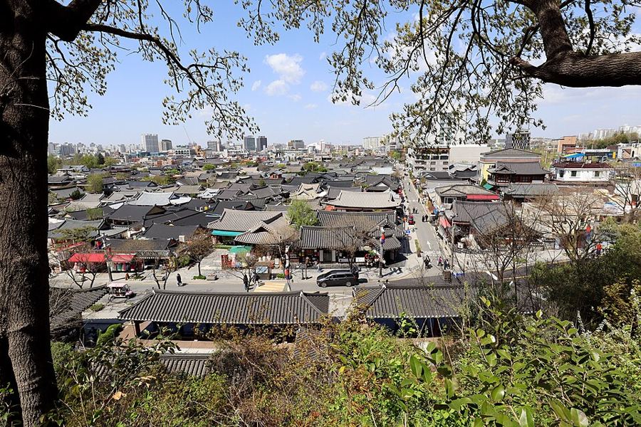 전주 한옥마을의 기와지붕들. 소설의 시간은 1969년 한국의 작은 소도시로, 옛 집들이 모여 있던 동네의 느