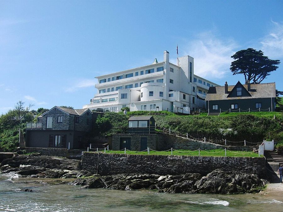 영국 데번의 버그 아일랜드 호텔. 크리스티가 이 소설을 구상하고 집필한 곳으로 알려져 있습니다.