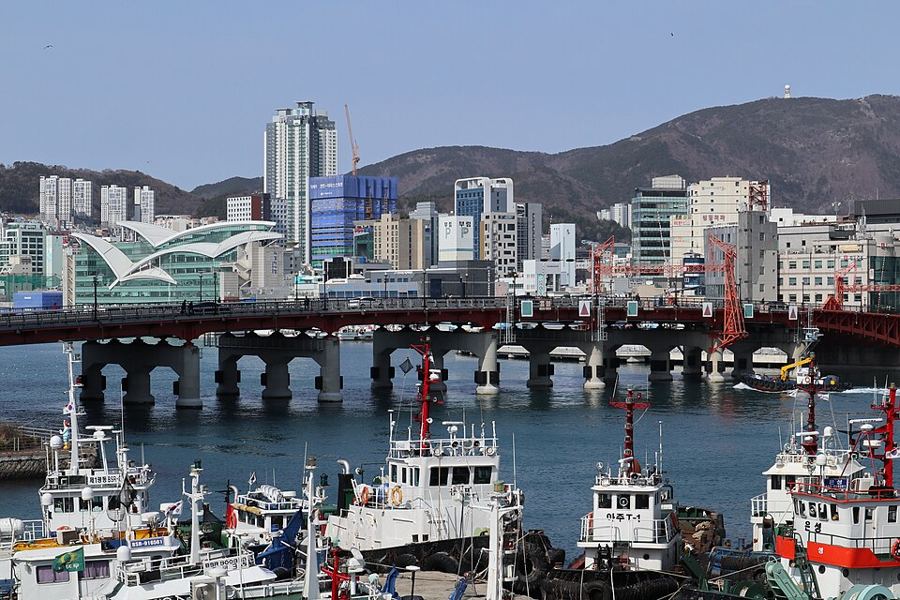 부산 영도대교와 어선들. 소설은 부산 영도의 작은 마을에서 시작합니다.